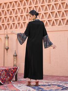 Al Najma Vestido maxi árabe de unicolor con cinta de caparazón, estampado asimétrico de parche floral y cuello mao - Multicolor - Ver 7