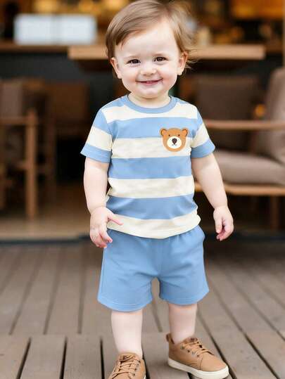 SHEIN Playful Pals Conjunto de 2 piezas de ropa para bebé niño con camiseta de manga corta de cuello redondo con estampado de oso y rayas, y pantalones cortos azul marino, adecuado para salidas en verano