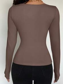 Chiquease 性感纯色针织弹力圆领系带长袖修身纽扣装饰百搭女式T恤 - 摩卡棕 - 查看 2