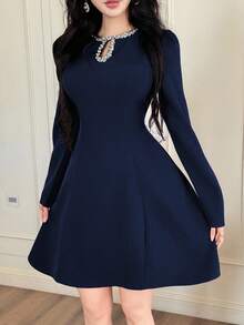 Feyla فستان قصير أنيق بقصة A مع فتحة في الخصر والرقبة مزين بالراين، مناسب للحفلات - أزرق بحري - مشاهدة 2