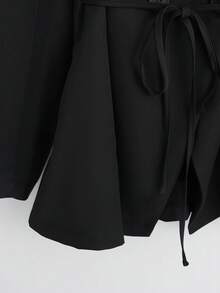 GlowEve CURVE 大码纯色披肩领设计，简约百搭，适合商务、办公和日常穿着。可搭配披肩领系带休闲西装外套，打造休闲西装造型。必备女士春季穿搭、春假旅行服装、节日盛装、女士度假装、女士通勤装、职场上衣、女士商务正装、束腰系带西装外套、女士西装大衣、女士办公西装外套、女士西装夹克。 - 黑色 - 查看 6