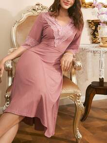 法式优雅长款睡裙，饰有荷叶边蕾丝拼接，宽松浪漫的法式风格女士睡衣 - 藕粉色 - 查看 4