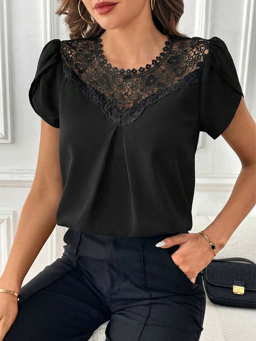 SHEIN Clasi Áo kiểu nữ mùa hè giản dị, phong cách nghỉ mát, màu trơn, phối ren xuyên thấu, tay áo xếp ly. - màu đen - Xem 1