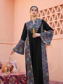 Al Najma Vestido maxi árabe de unicolor con cinta de caparazón, estampado asimétrico de parche floral y cuello mao - Multicolor - Ver 6