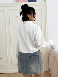 SHEIN EZwear Blusa blanca de manga larga con botones delanteros y corte cropped para mujer de talla grande - Blanco - Ver 2