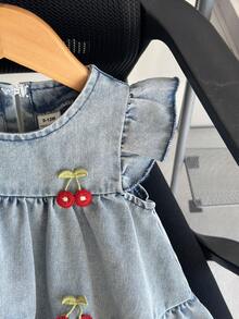 SHEIN Vintaside Kids 女婴牛仔连衣裙，饰有3D立体花朵图案，可爱时尚，适合春夏穿着。 - 藍色 - View 4