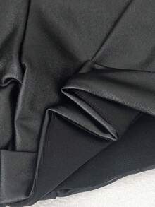 新款黑色女婴皮短裤，裤脚饰有纽扣，舒适、时尚、优雅、甜美可爱，是日常出行的必备单品。 - 黑色 - 查看 6