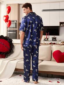 SHEIN Conjunto de pijama de camisa y pantalones con estampado de mariposa de seda sintética para hombre - Azul Marino - Ver 3