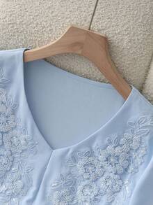 Franclia 新款春夏款中袖V领宽松版型串珠3D立体花卉装饰浅蓝色女式衬衫，夏季上衣，假日休闲装 - 藍色 - 查看 3