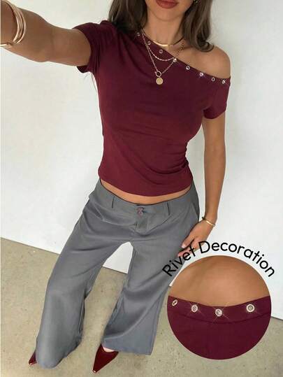 Aloruh 女士新款纯色酒红色斜肩T恤，饰有金属孔眼，休闲百搭Y2K街头风上衣