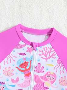 SHEIN Playful Pals 女童连体泳衣，1件装。这款连体泳衣采用裙摆设计，饰有可爱的卡通图案，配有拉链，风格甜美可爱，适合女孩游泳、海滩度假和水上乐园活动。长袖和裙摆设计提供良好的皮肤保护，面料优质。 - 彩色 - 查看 5