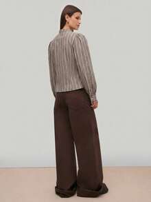 Nöista 优雅的条纹衬衫式外套，配以对比鲜明的黑色纽扣和修身剪裁。一件融合现代时尚与经典细节的精致单品。 - 棕色 - 查看 7