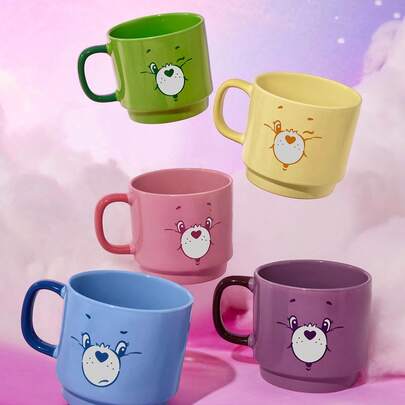 SHEIN X Care Bears 1 Chiếc cốc sứ hình nhân vật hoạt hình dễ thương, dung tích 14.5 oz/430 ml, có thể xếp chồng lên nhau, chịu nhiệt và lạnh, dùng được trong lò vi sóng và máy rửa chén, thích hợp đựng nước, sữa, nước ép, cà phê. Cốc có hình Gấu Chia Sẻ, Gấu Cổ Vũ, Gấu May Mắn, Gấu Ánh Nắng, thích hợp cho Ngày Valentine.
