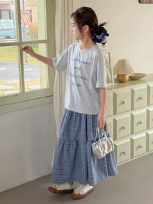 DAZY 少女标语印花圆领短袖T恤搭配格子迷你裙，休闲春季穿搭 - 灰色 - 查看 3