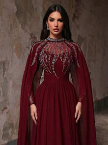 Aureia Đầm maxi dáng chữ A dài tay, cổ đứng, chất liệu vải voan mỏng, màu đỏ tía sang trọng và thanh lịch, được trang trí cầu kỳ bằng đá quý và hạt cườm, ôm sát eo, thích hợp cho các dịp trang trọng và dạ hội. - Màu Đỏ Sâu - Xem 3