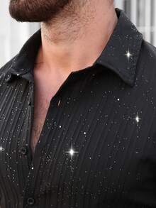 Manfinity Homme 一套男士优雅黑色提花面料浪漫亮片短袖衬衫和抽绳腰裤，适合春、夏、秋季各种场合，如派对、鸡尾酒会、沙龙、休闲度假、聚会、简约办公、时尚商务、通勤等。可单穿，也可搭配休闲装或正装。经典Samue衬衫套装，自用或送礼皆宜。 - 黑色 - 查看 5