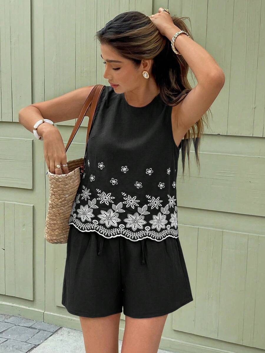 Serisse Bộ đồ nữ gồm áo hai dây cổ tròn thêu hoa và quần short, kiểu dáng thường ngày. - màu đen - Xem 1