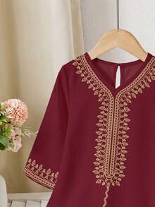 SHEIN Elegant Vintage Distinctive Dignified Baby Girl Kaftan Maxi Dress, Golden Lace Print, Dates Red, Suitable For Spring/Summer, Festive, Graceful Lady, Arabic Style Long Sleeve V-Neck Loose Dress, Suitable For Celebrations, Daily Wear, Outings, Happy Holidays - White - View 4