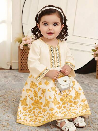 SHEIN فستان ماكسي طويل أنيق وعصري للبنات الصغيرات، بأكمام طويلة وياقة على شكل حرف V، مطبوع بزهور معدنية لامعة وفراشات وترتر، مناسب للاستخدام اليومي في الربيع والصيف والمناسبات والعطلات. جلابية بنات صغيرات للصلاة، مريحة وكاجوال، كفتان متواضع، جلابية بنات بطراز جديد، مزخرفة بالزهور