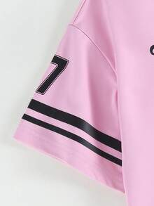 SHEIN Sparklyn 少女休闲字母条纹V领宽松T恤和数字图案T恤搭配时尚直筒工装裤两件套，春夏秋三季皆宜。 - 彩色 - 查看 3