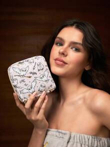 HARRY POTTER X SHEIN 1个图案涤纶收纳袋，可用作女性卫生巾收纳袋、电子产品收纳袋、小物件收纳袋，图案包括：死亡圣器、各种口味的豆子、海德薇、巧克力蛙、生日蛋糕、返校季等。