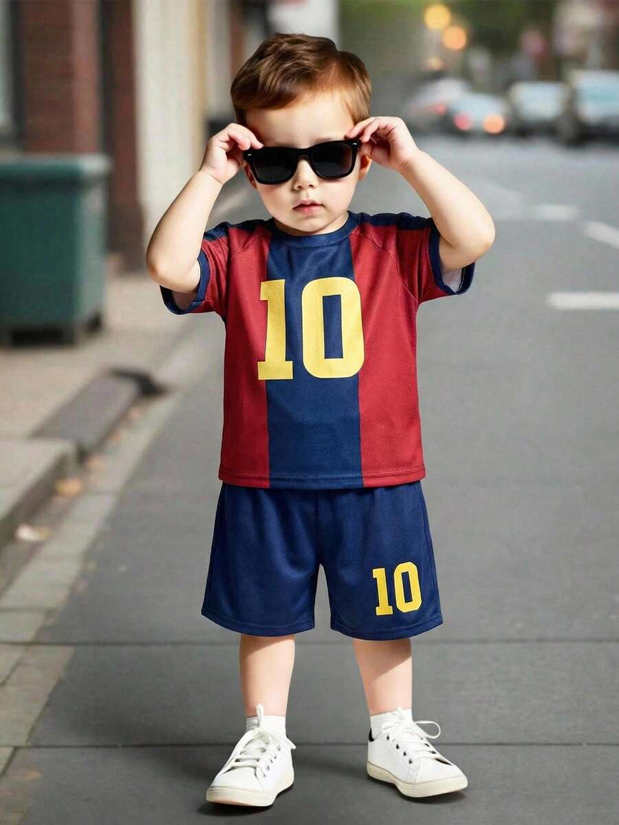 2件套男童红蓝条纹运动套装，针织上衣T恤和短裤，巴塞罗那足球俱乐部，适合室内、室外、日常穿着、运动、玩耍、派对、拍照、度假、比赛、春夏穿着。 - 彩色 - 查看 1