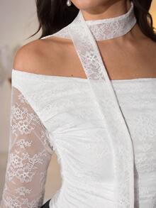 Modelyn تي شيرت أنيق وجذاب بتصميم كشكشة الكتف المكشوفة والربطة الأبيض للخروج والمناسبات - أبيض - مشاهدة 8