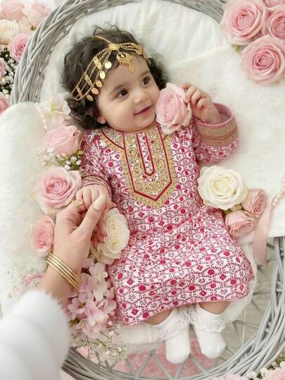 SHEIN 女婴A字圆领七分袖连衣裙。A字廓形经典时尚，适合各种宝宝体型。充满中东节日风情，适合节日庆典、家庭聚会和引人注目的外出活动；展现宝宝神秘高贵的优雅气质。