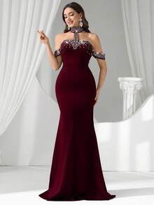 Coutiva Gaun Malam Formal Wanita dengan Hiasan Berlian Imitasi, Model Bahu Terbuka, Leher Halter, dan Hem Model Duyung (Sangat Berhias) - Burgundy - View 3