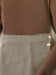 SHEIN Conjunto de 2 piezas casual vintage para adolescentes: Blusa de cuello alto de punto marrón de manga larga acanalada, falda/pantalón corto a cuadros con bajo irregular - Marrón - Ver 5