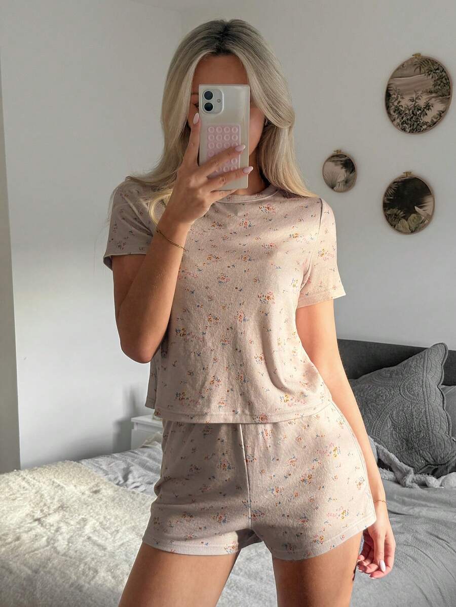 DAZY Bộ đồ ngủ nữ mùa hè họa tiết hoa nhí gồm 2 món: áo thun ngắn tay và quần short. - Màu Khaki - Xem 1