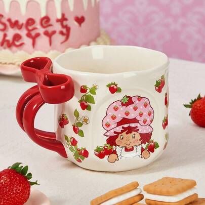 Strawberry Shortcake X SHEIN 1 Cốc sứ in hình hoạt hình 500ml, tay cầm trang trí hình nơ, chịu nhiệt và lạnh, có thể dùng trong lò vi sóng và máy rửa chén, thích hợp đựng nước, sữa, nước ép, cà phê, dâu tây, phong cách đồng quê, ý tưởng quà tặng.