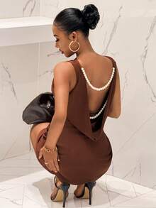 Slaydiva 2025新款船领无袖褶裥露背珍珠链装饰A字迷你连衣裙，棕色弹力缎面，适合生日派对、鸡尾酒会、情人节、万圣节、圣诞节、婚礼等场合。