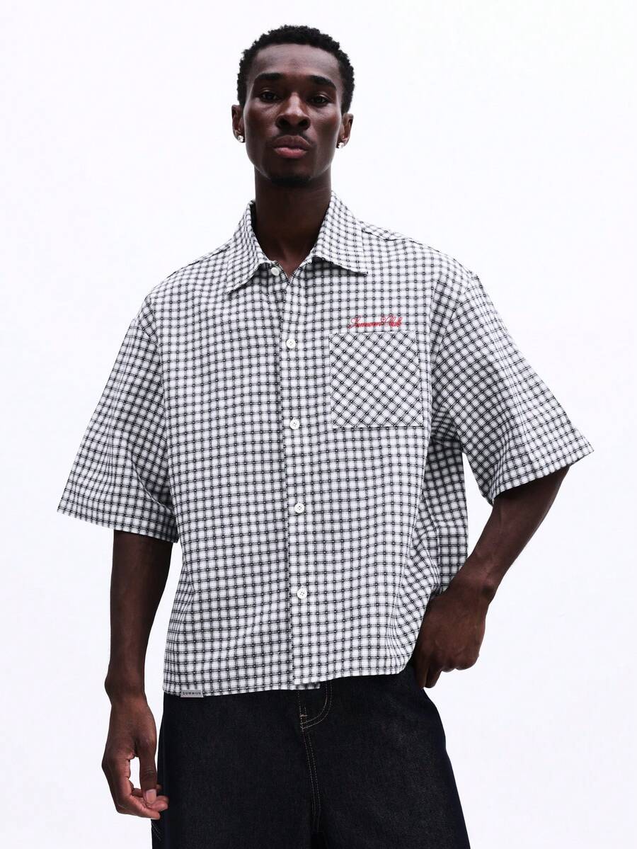 SUMWON 宽松短袖格纹衬衫，带胸袋和刺绣细节，适合休闲周末夏日穿着。 - 黑與白 - 查看 1