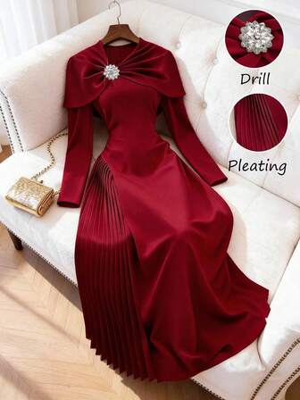 Rafferiza 这款优雅的女士长裙适合秋冬季节，采用高贵典雅的披肩领设计，饰以钻石配饰褶皱，侧边褶皱长裙摆，适合情人节约会、派对、假日等场合。修身的上身设计，自然的腰线过渡，不对称的褶皱裙摆营造出动感的层次感和飘逸的廓形，散发着复古奢华的高端气质。这款长裙适合多种场合，例如宴会、日常通勤、派对、晚宴、约会、时尚聚会等，是一款都市休闲长裙。