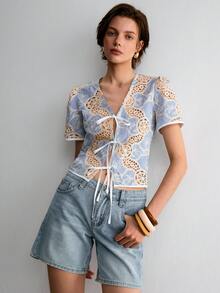 ATUI Studio Top corto a maniche corte con scollo a V e lacci, a righe blu e bianche, design aderente e che scopre la vita, adatto per spiaggia, viaggi e attività all'aperto - Blu - Visualizzare 3