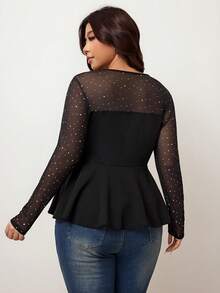 Enliva Camiseta Preta Plus Size com Emenda em Tela, Bainha Franzida, Silhueta Ajustada para Carnaval de Outono - Preto - Visão 2