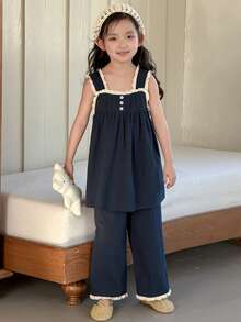 DAZY Bộ đồ ngủ mùa hè 2 món cho bé gái, gồm áo hai dây và quần short phối ren bèo nhún tương phản dễ thương. - Màu xanh hải quân - Xem 3