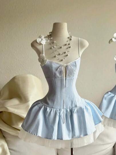 INAWLY 复古法式甜美优雅俏皮条纹薄纱泡泡裙，修身吊带度假风腰身连衣裙；性感条纹拼接花卉迷你连衣裙，适合外出、度假、音乐节等场合。