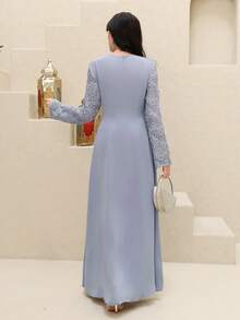 Yasmyna 女士优雅花卉蕾丝扭领收腰阿拉伯风格连衣裙 - 淺灰色 - 查看 7