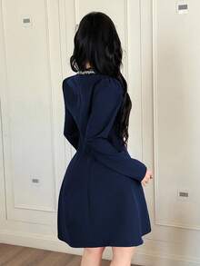 Feyla فستان قصير أنيق بقصة A مع فتحة في الخصر والرقبة مزين بالراين، مناسب للحفلات - أزرق بحري - مشاهدة 6