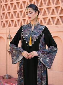 Al Najma Vestido maxi árabe de unicolor con cinta de caparazón, estampado asimétrico de parche floral y cuello mao - Multicolor - Ver 5