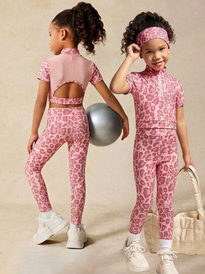这款豹纹两件套女童套装包含一件短袖上衣和一条配套长裤。采用柔软弹力面料制成，穿着舒适，活动自如，非常适合游乐场活动、户外探险和各种休闲场合。