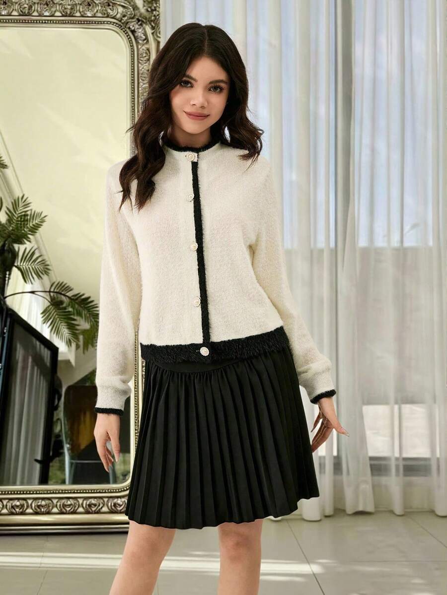 Bộ áo khoác lông giả màu đen và màu mơ thanh lịch cùng chân váy mini xếp ly, phù hợp cho mùa xuân, thu, đông. Đính nút ngọc trai giả sáng bóng, thích hợp mặc hàng ngày và tham gia nhiều sự kiện cho bé gái tuổi teen. - màu đen - Xem 1