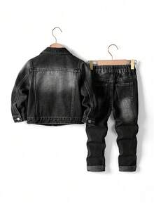 SHEIN Playful Pals 两件套男童牛仔裤套装，秋冬新款男童服装，中蓝色牛仔布，休闲学院风，做旧破洞设计，修身版型，牛仔外套，弹力柔软面料，舒适透气，适合日常穿着、上学、通勤。男童牛仔套装，含外套，打造小男孩休闲街头风穿搭。 - 黑色 - 查看 2