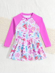 SHEIN Playful Pals 女童连体泳衣，1件装。这款连体泳衣采用裙摆设计，饰有可爱的卡通图案，配有拉链，风格甜美可爱，适合女孩游泳、海滩度假和水上乐园活动。长袖和裙摆设计提供良好的皮肤保护，面料优质。 - 彩色 - 查看 4