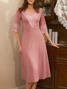 法式优雅长款睡裙，饰有荷叶边蕾丝拼接，宽松浪漫的法式风格女士睡衣 - 藕粉色 - 查看 6