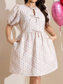 Comfylo Đầm hè cỡ lớn, váy ngắn vải jacquard họa tiết, đầm có nơ và túi trước, đầm ngắn thắt eo, đầm tay ngắn cổ tròn, trang phục ngày Valentine, trang phục lễ hội âm nhạc, trang phục hẹn hò, đầm ngày Valentine, đầm dạ hội tốt nghiệp, đầm phù dâu. - Màu be - Xem 4