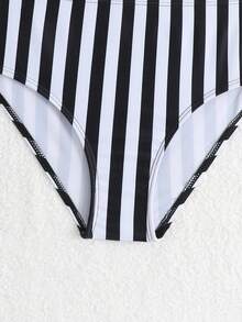 SHEIN Ensembles de bikini pour préadolescentes : Tissu tricoté, Top noir à bretelle unique réglable, style fendu, motif rayé noir et blanc, facile à enfiler et à enlever, maillot de bain deux-pièces, bas triangle fendu, convient pour les vacances d'été, la plage, la piscine, les fêtes. Ensemble de maillot de bain taille haute noir et blanc - Noir - Voir 4