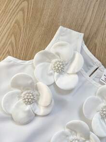 Souflis Souflis 一件女童舒适优雅常规厚度白色圆领连衣裙，饰有可爱的3D立体花朵，A字廓形，侧边褶裥，蝴蝶结点缀，无袖设计，百搭公主风，适合夏季郊游、上学、旅行、度假、日常穿着。 - 彩色 - 查看 4